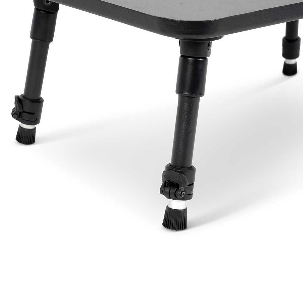 Масичка AVID CARP Revolve Bivvy Table с пружинни крака за бързо поставяне и опаковане.