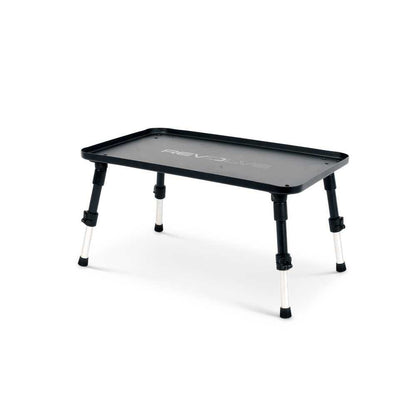 Масичка AVID CARP Revolve Bivvy Table с алуминиева конструкция и пружинни крака за бързо поставяне.