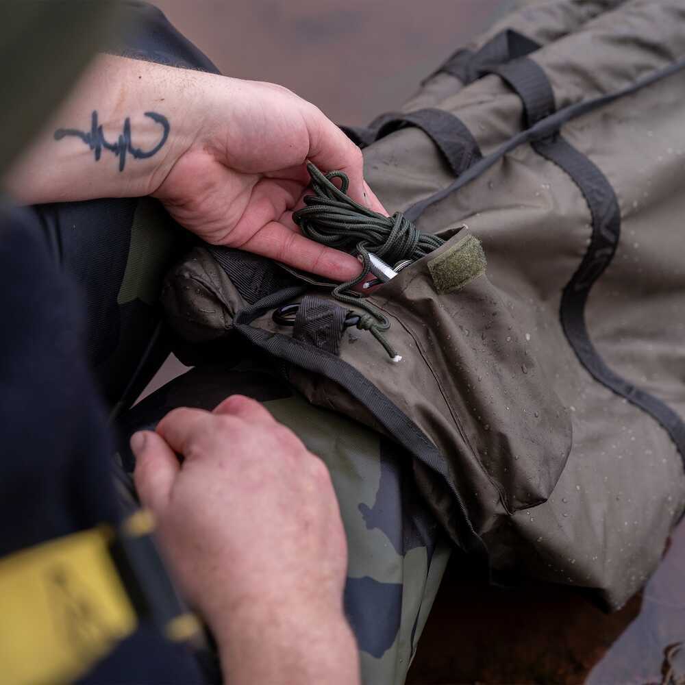 Карп сак - AVID PRO-TECT FLOTATION SLING с удобни детайли и накити за безопасно използване.