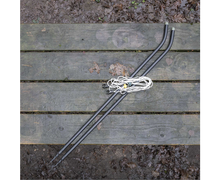 Kолчета за дистанция Avid Carp SCREW POINT YARD STICKS on wooden surface with ropes.
