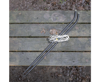 Kолчета за дистанция Avid Carp SCREW POINT YARD STICKS on wooden surface with ropes.