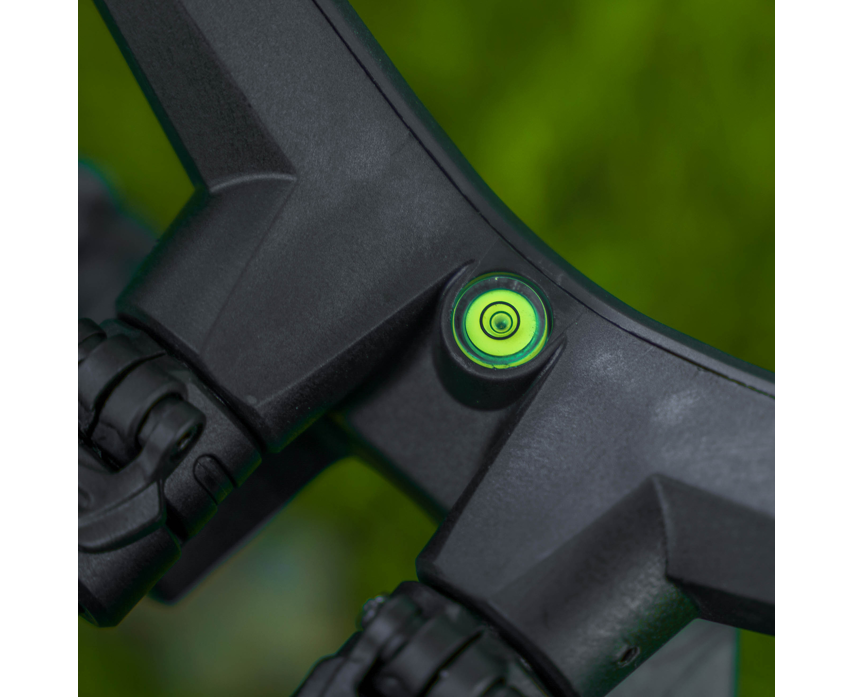 Род под стойка AVID Revolve Multi Pod с вграден нивелир за прецизно позициониране.