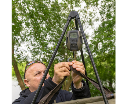 Трипод за мерене AVID PRO-Tect Deluxe Tripod с електронен везен уред, готов за безопасно и точно претегляне на риба.