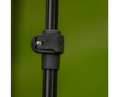 Детайл на тринога с механизъм за регулиране от Трипод за мерене AVID PRO-Tect Deluxe Tripod.