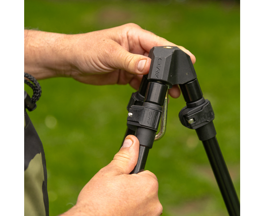 Трипод за мерене AVID PRO-Tect Deluxe Tripod, регулиране на краката за стабилно позициониране.