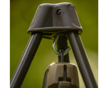 Трипод за теглене AVID REVOLVE WEIGH TRIPOD показва регулираща кука и крака за стабилно позициониране.