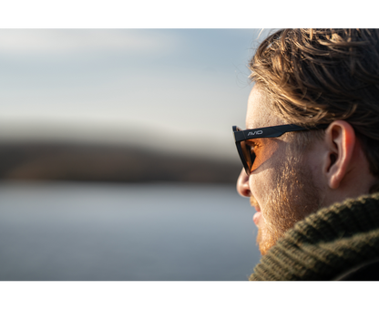Поляризирани слънчеви очила AVID CARP SeeThru AV Classic Polarised Sunglasses в действие на риболов.