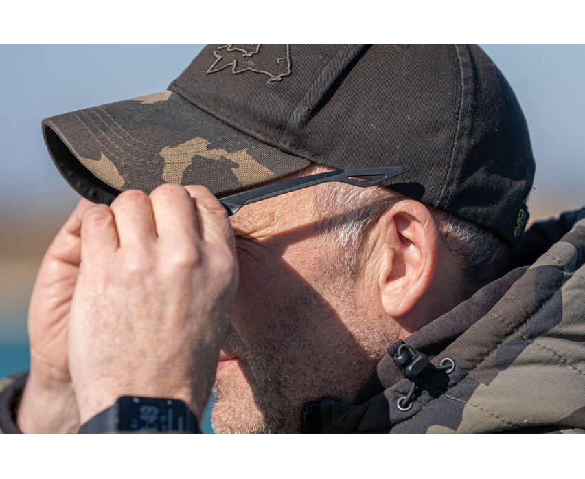 Поляризирани слънчеви очила AVID CARP SeeThru AV Classic Polarised Sunglasses, носени от човек на открито.