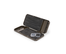 Класьор за шаранджийски поводи AVID RELOAD RIG CASE с отворен капак и аксесоари на масата.