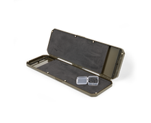 Класьор за шаранджийски поводи AVID XL RELOAD RIG CASE с отворен дизайн и аксесоари.