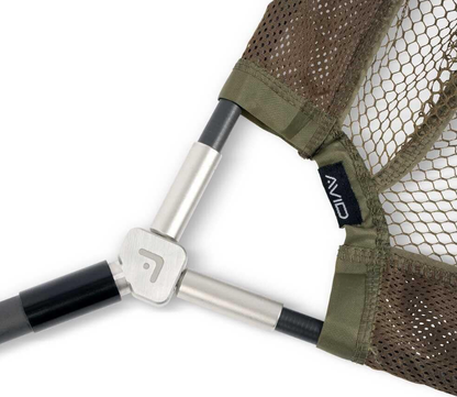 Шаранджийски кеп AVID PRO-TECT NET 8FT 2PCS 42'' - 1.80m/2 части, детайл на карбонова дръжка и мрежа.