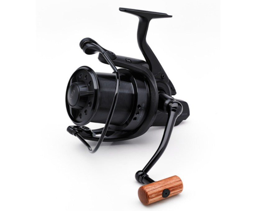 Шаранджийска макара Daiwa 17 BASIA 45 SLD QD с елегантен черен дизайн и дървена ръкохватка.