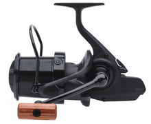 Шаранджийска макара Daiwa 17 BASIA 45 SLD QD с дървена ръкохватка и модерен черен дизайн
