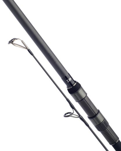 Шаранджийска въдица DAIWA '24 BASIA X45X "F"- 12FT/3.75LB (Fuji K-Series Alconite Gudies Edition) с елегантен дизайн.