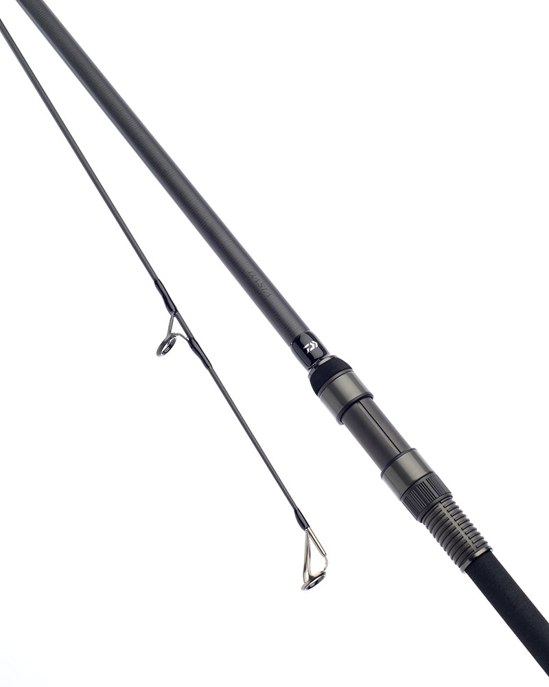 Шаранджийска въдица DAIWA '24 BASIA X45X "F"- 13FT/3.75LB (Fuji K-Series Alconite Gudies Edition) на фона.