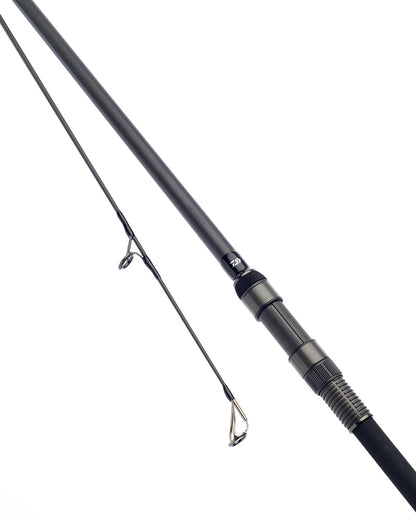 Шаранджийска въдица DAIWA '24 BASIA X45X "F"- 13FT/3.75LB (Fuji K-Series Alconite Gudies Edition) на фона.