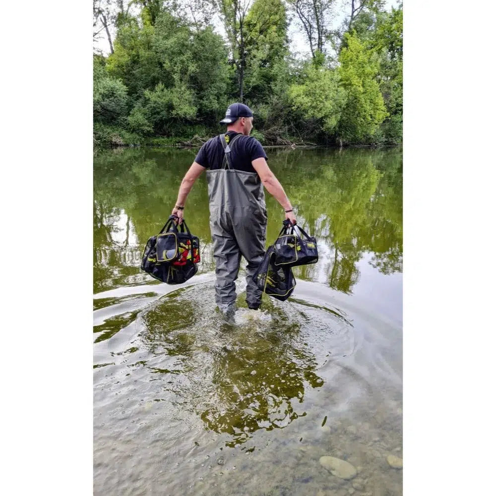 Мрежеста чанта за въжета BLACK CAT Rope Keeper Pro L, използвана на река от мъж с водонепромокаеми дрехи.