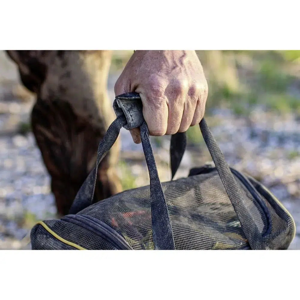 Мрежеста чанта за въжета BLACK CAT Rope Keeper Pro L с удобна дръжка за носене.