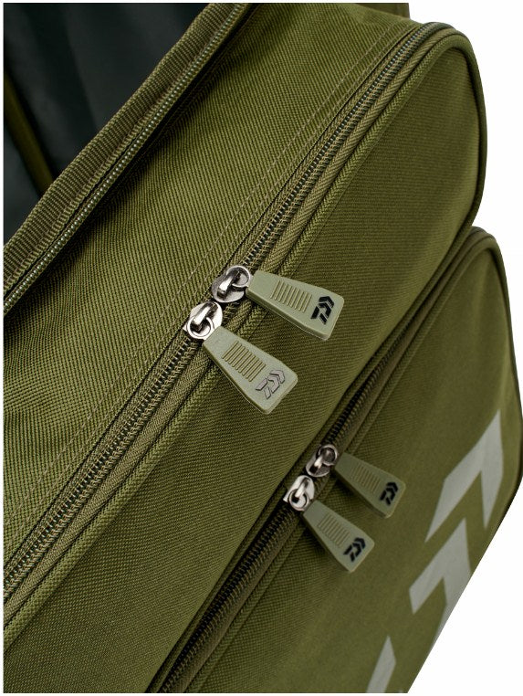 Раница DAIWA BLACK WIDOW COMPACT RUCKSACK close-up of zippers on olive green fabric