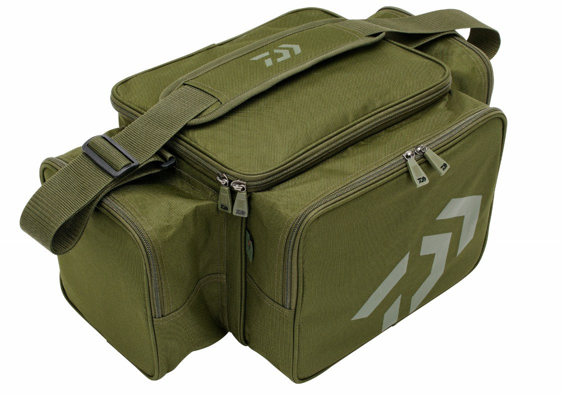Сак DAIWA BLACK WIDOW COMPACT TACKLE BAG in green, showcasing spacious compartments for fishing gear.