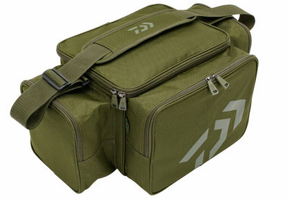 Сак DAIWA BLACK WIDOW COMPACT TACKLE BAG in green, showcasing spacious compartments for fishing gear.