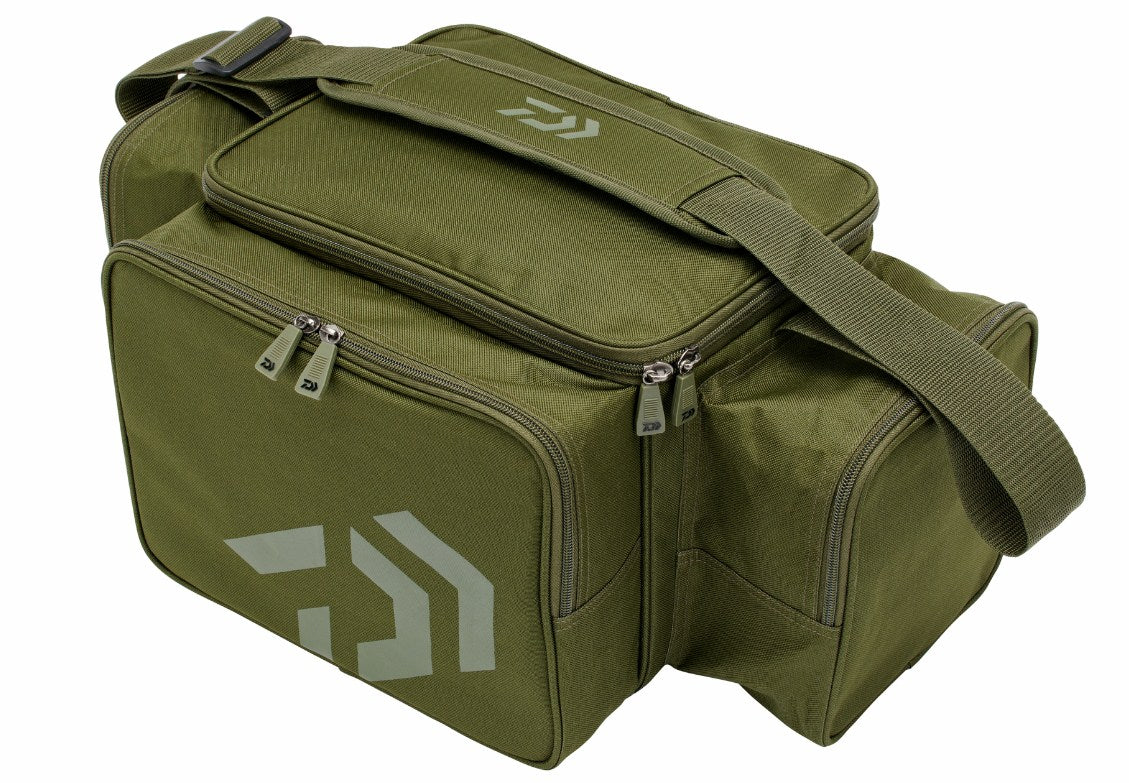Сак DAIWA BLACK WIDOW COMPACT TACKLE BAG in green with multiple zip compartments and shoulder strap.