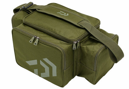 Сак DAIWA BLACK WIDOW COMPACT TACKLE BAG in green with multiple zip compartments and shoulder strap.