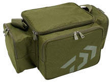 Сак DAIWA BLACK WIDOW COMPACT TACKLE BAG in green with multiple zippered compartments for tackle storage.