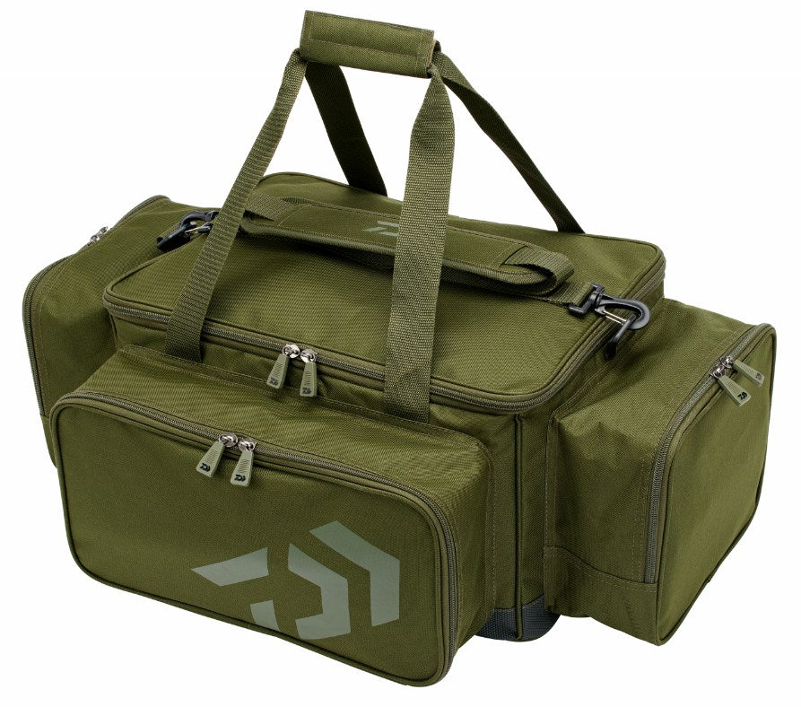 Сак DAIWA BLACK WIDOW LOW LEVEL CARRYALL in green with multiple compartments and handles for easy transport.