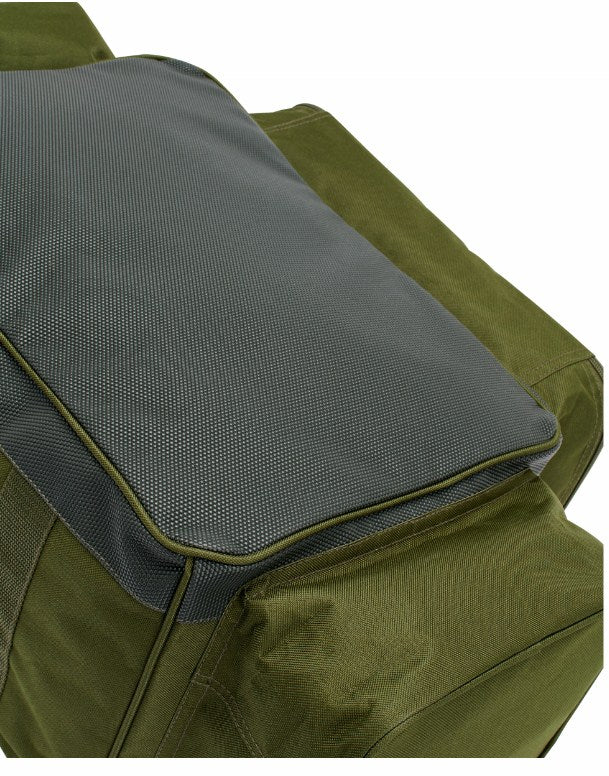 Сак DAIWA BLACK WIDOW LOW LEVEL CARRYALL top view showing durable materials and spacious design.