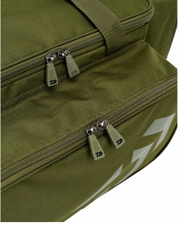 Сак DAIWA BLACK WIDOW LOW LEVEL CARRYALL close-up of zippers and fabric details.