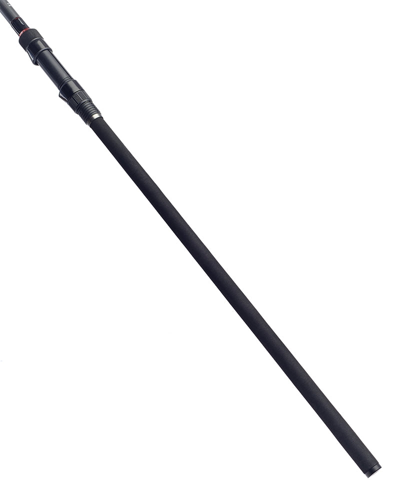 Шаранджийска въдица DAIWA BLACK WIDOW XT CARP - 12ft/3.65m/3.5LB (2 части) на бял фон.