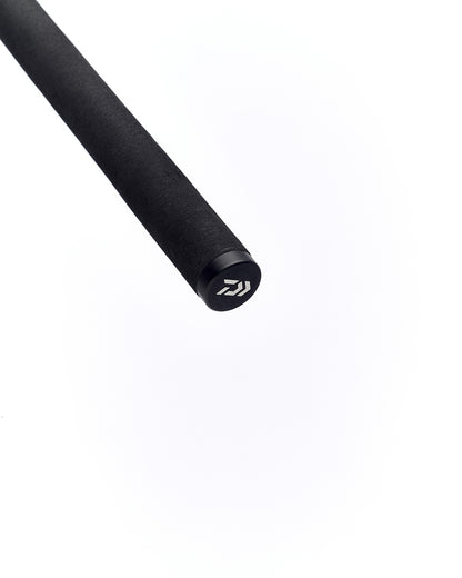Шаранджийска въдица DAIWA BLACK WIDOW XT CARP - 12ft/3.65m/3.5LB (2 части) с черна гумирана дръжка.