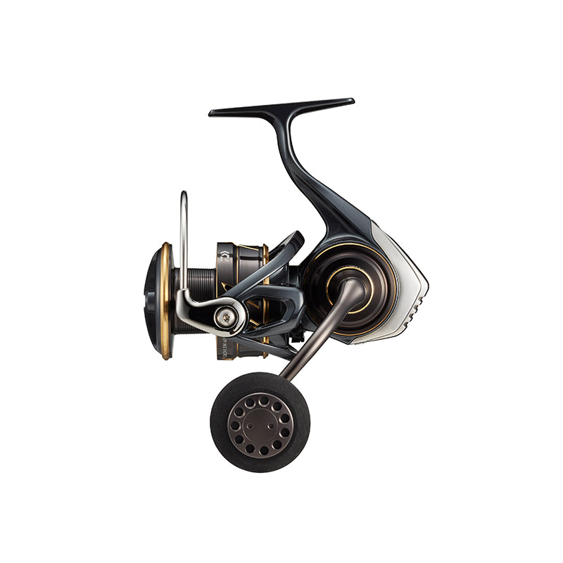 Макара Daiwa 22 CALDIA SW (JP) в профил, представяща дизайна и механиката.