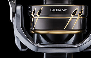 Макара Daiwa 22 CALDIA SW (JP) в близък план с детайли на шпулата и конструкцията.