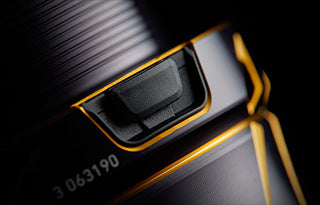 Детайл на макара Daiwa 22 CALDIA SW (JP) с фокус върху механизма и дизайна на шпулата.