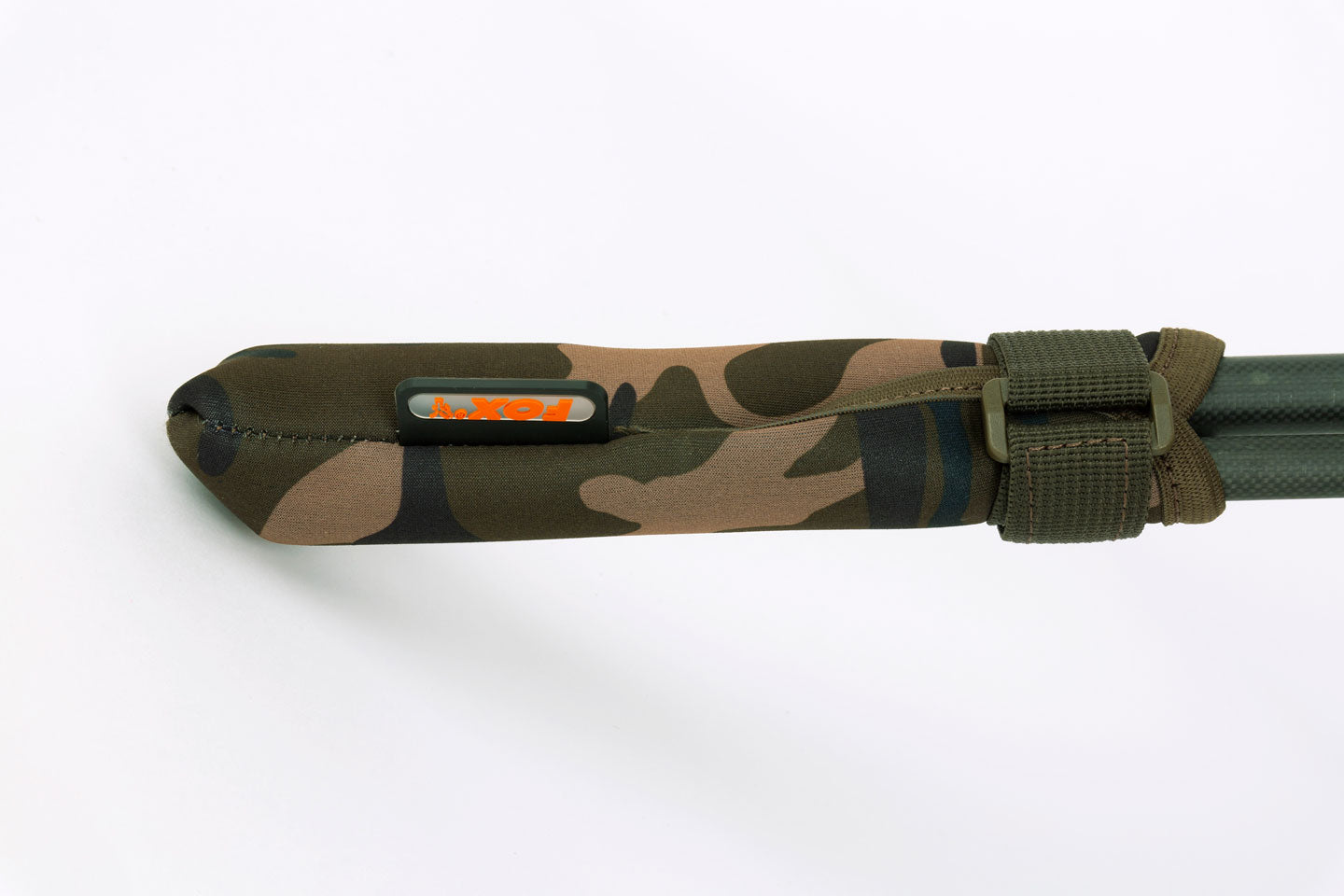 Комплект протектори FOX Camo Tip & Butt Protectors на рыболовной снасти с камуфляжным дизайном.