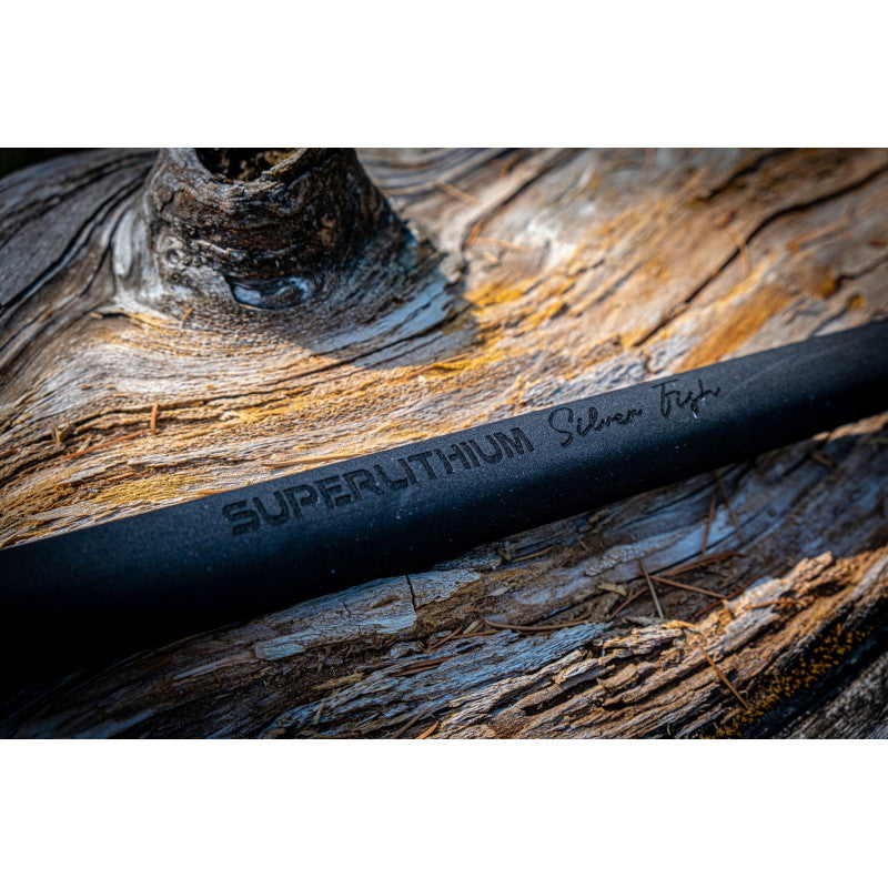 Фидер въдица MAVER SUPERLITHIUM FEEDER SILVER FISH 11FT - 3.30M/20-60G, детайл от въдица с логото SUPERLITHIUM Silver Fish.