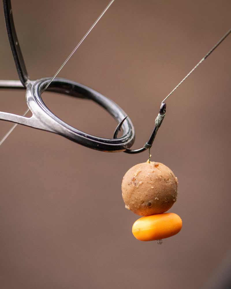 Готов монтаж FOX Carp Ready Rigs CCR206 - 25lb/No 2 на кука с примамки в риболовна ситуация.