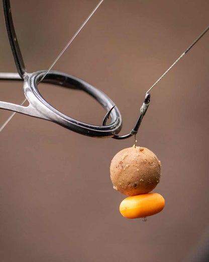 Готов монтаж FOX Carp Ready Rigs CCR206 - 25lb/No 2 на кука с примамки в риболовна ситуация.