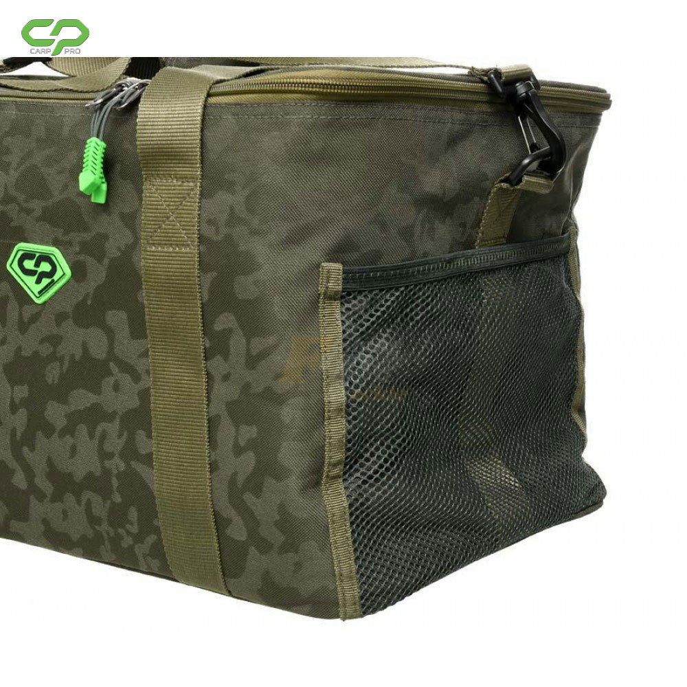 Хладилна чанта Carp Pro DIAMOND COOLER BAG 30L - CPL68513 с влагоустойчив камуфлажен материал и мрежеста странична част.