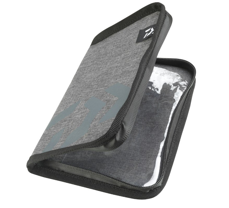 Чанта DAIWA D-VEC DOCUMENT POUCH в отворено състояние, изработена от водоотблъскваща материя.