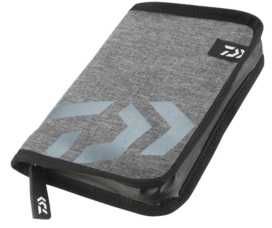 Чанта DAIWA D-VEC DOCUMENT POUCH, водоотблъскваща чанта за документи с цип и вътрешен държач за химикал.