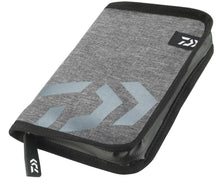 Чанта DAIWA D-VEC DOCUMENT POUCH, водоотблъскваща чанта за документи с цип и вътрешен държач за химикал.