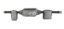 Чанта DAIWA D-VEC HIP BAG в сиво, с които можете да носите много вещи удобно и безопасно.
