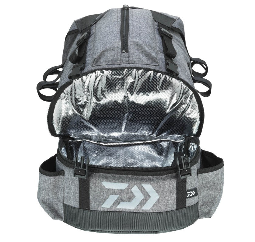 Раница DAIWA D-VEC RUCKSACK 30L с охлаждащо отделение, широко отворена и удобна за носене.