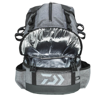 Раница DAIWA D-VEC RUCKSACK 30L с охлаждащо отделение, широко отворена и удобна за носене.
