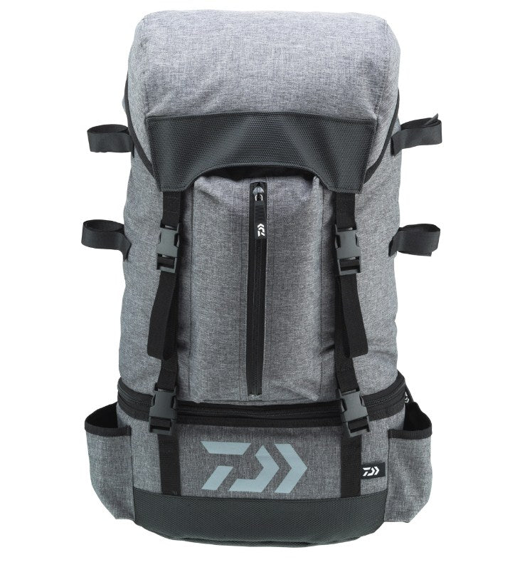 Раница DAIWA D-VEC RUCKSACK 30L в сиво с многобройни удобства и отделения за безопасно пренасяне на вещите.