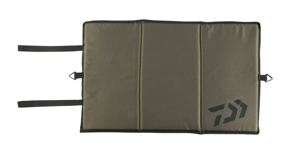 Дюшек за откачане на риби DAIWA D-VEC UNHOOKING MAT с две странични катарами и лесна за почистване повърхност.