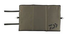 Дюшек за откачане на риби DAIWA D-VEC UNHOOKING MAT с две странични катарами и лесна за почистване повърхност.